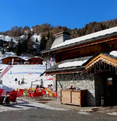 Access to Le Loup Blanc via the car park