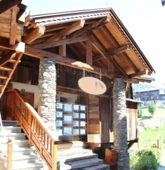 Entrance to Les Glaciers agency