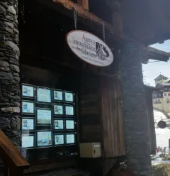 Entrance to Les Glaciers agency