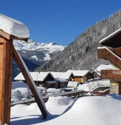 Entrée de l'Hôtel les Glières en hiver