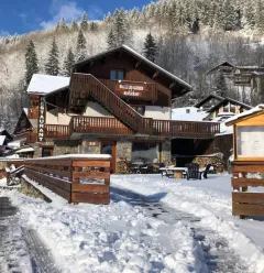 Hôtel les Glières et sa terrasse sous la neige