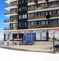 Vue de la vitrine depuis le front de neige