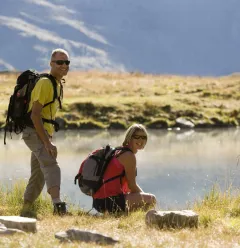 Hiking towards Lac du Carroley