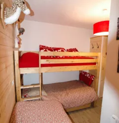 Bedroom with bunk beds and 1 single bed