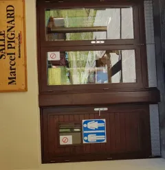 Porte d'entrée des toilettes à côté de la Salle Hors Sac