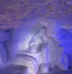 Grotte de neige sculptée