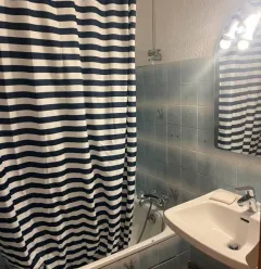 Salle de bain-douche au rez-de-chaussé