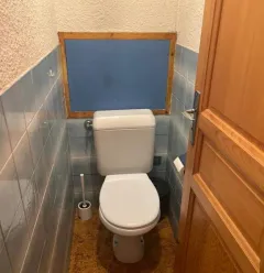 Toilette séparé de la salle de bain au rez-de-chaussé