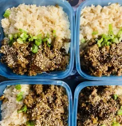 Sautéed minced beef with onions, Thai rice