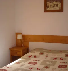 Bedroom with one bed