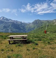 Picnic area at Bijolin_Montchavin-les-Coches
