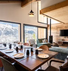 Coin repas avec grande table à manger