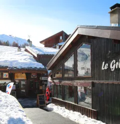 Facade of Le Grizzli restaurant
