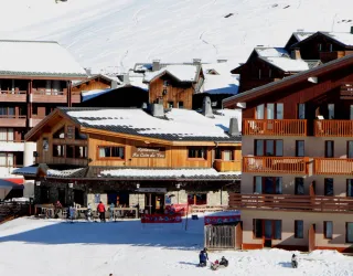 Au Coin du Feu restaurant from the slopes