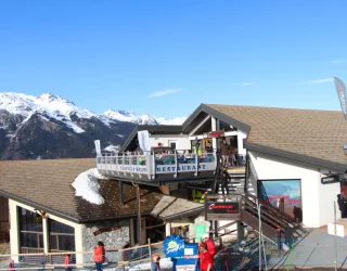 Access to Trappeur's restaurant from the snow front.