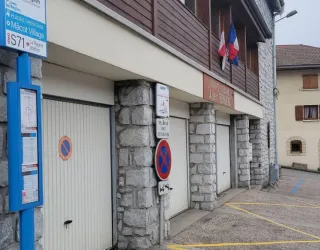 Shuttle bus stop, Macot school_La Plagne Tarentaise