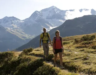 Hiking towards Carroley Lake