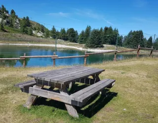 Picnic table at Lac des Pierres Blanches