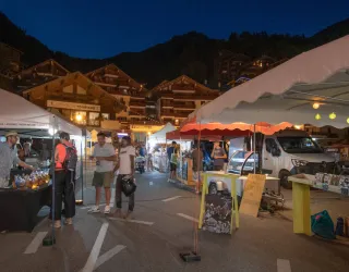 Hand-craft market by night_Champagny-en-Vanoise