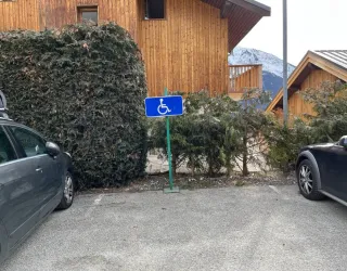 Parking PMR - rue des Hauts du Crey