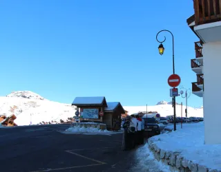 Shuttle bus stop arrival, Plagne Soleil