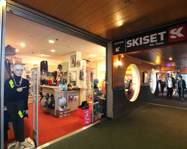 Skiset shop in the shopping gallery