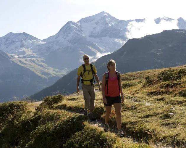Hiking towards Carroley Lake