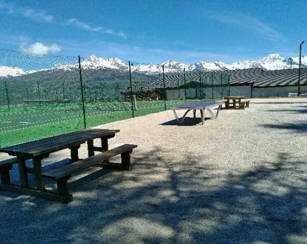 Picnic table