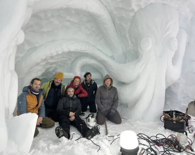 Carved snow grotto_Champagny-en-Vanoise