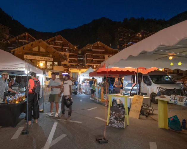 Hand-craft market by night_Champagny-en-Vanoise