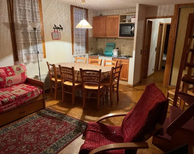 Séjour vue coin cuisine et salle à manger