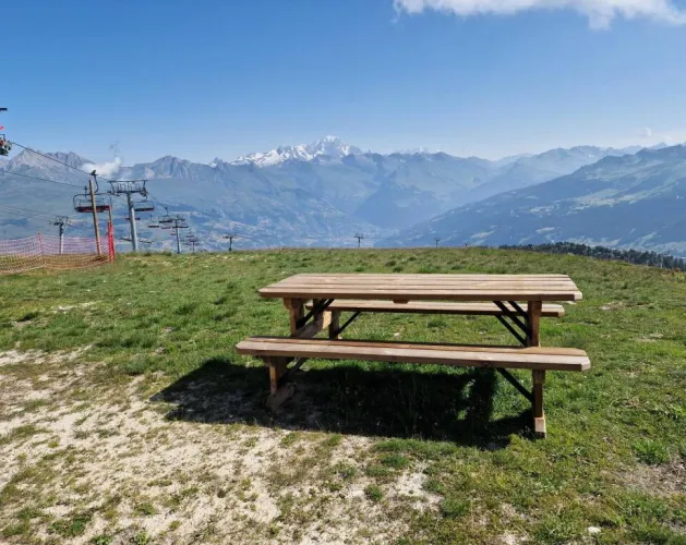 Picnic area at Bijolin_Montchavin-les-Coches
