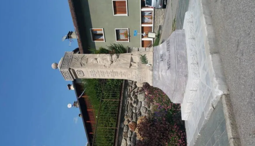 Monuments to the dead