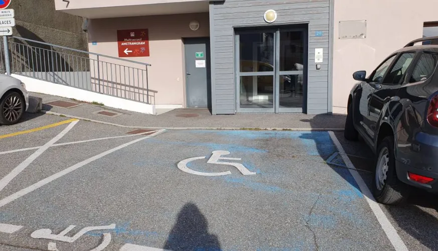 Place de parking PMR