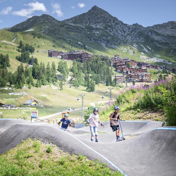 Enfants sur la pumptrack de La Plagne