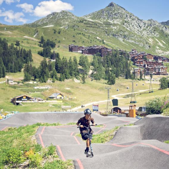 Trotinette sur la pumptrack de La Plagne