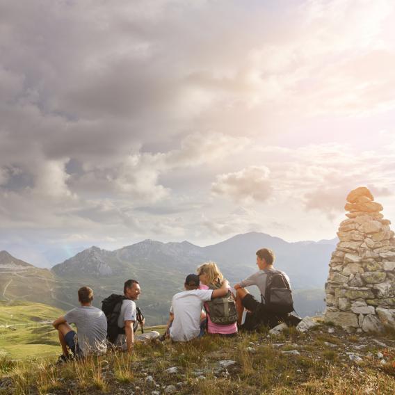 Groupe d'amis en randonnée à La Plagne