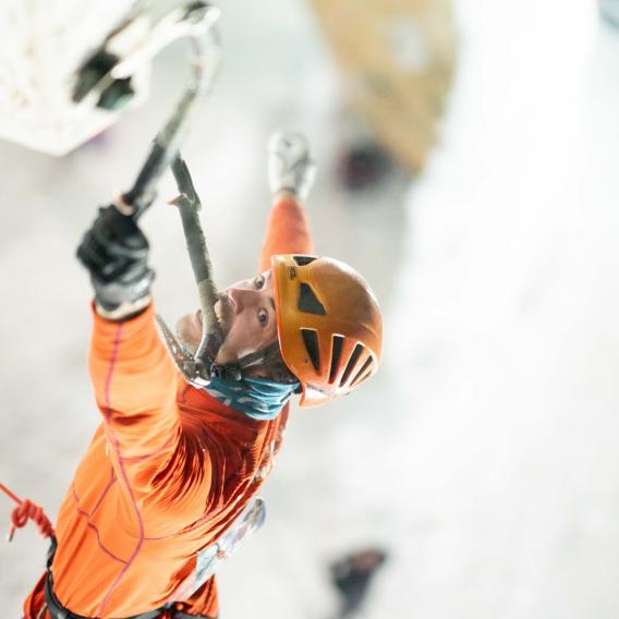 Athlète en demi-finale coupe du monde d'escalade sur glace 2025