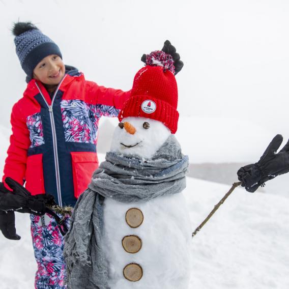 Enfant et bonhomme de neige à La Plagne