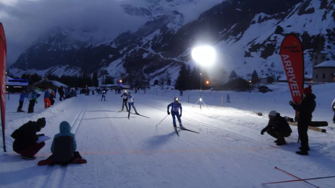 Derby nordique: Cross-country skiing race by night