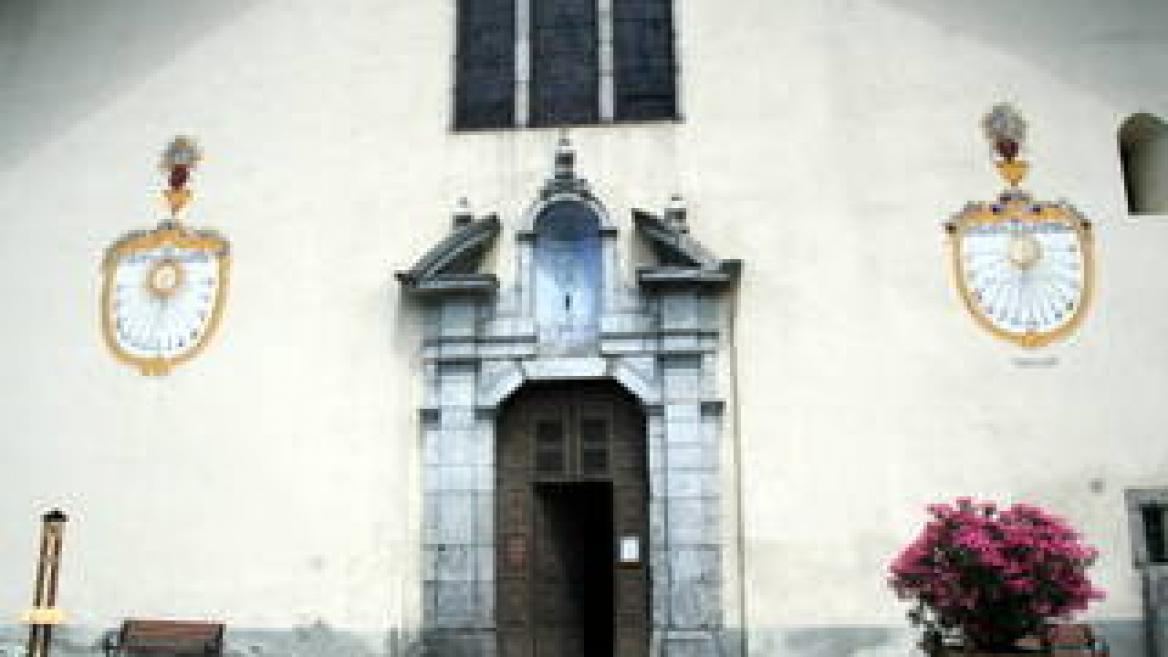 Façade de l'église Aime église, porte+cadrans solaires+bouquets de fleurs AC