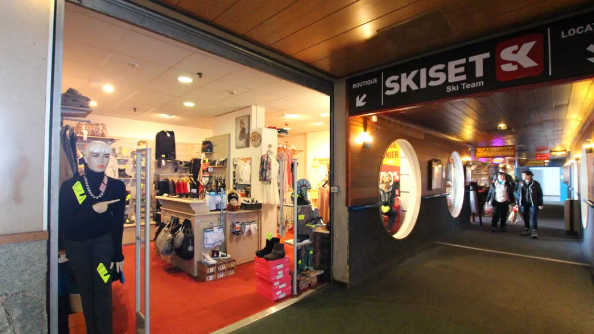 Skiset shop in the shopping gallery