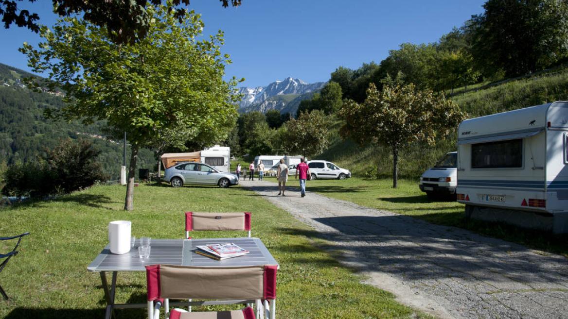 Allée du camping en été Camping caravaneige de Montchavin-la Plagne