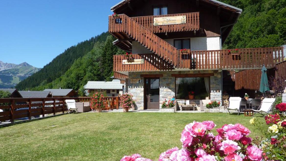 Hôtel les Glières vue extérieure en été