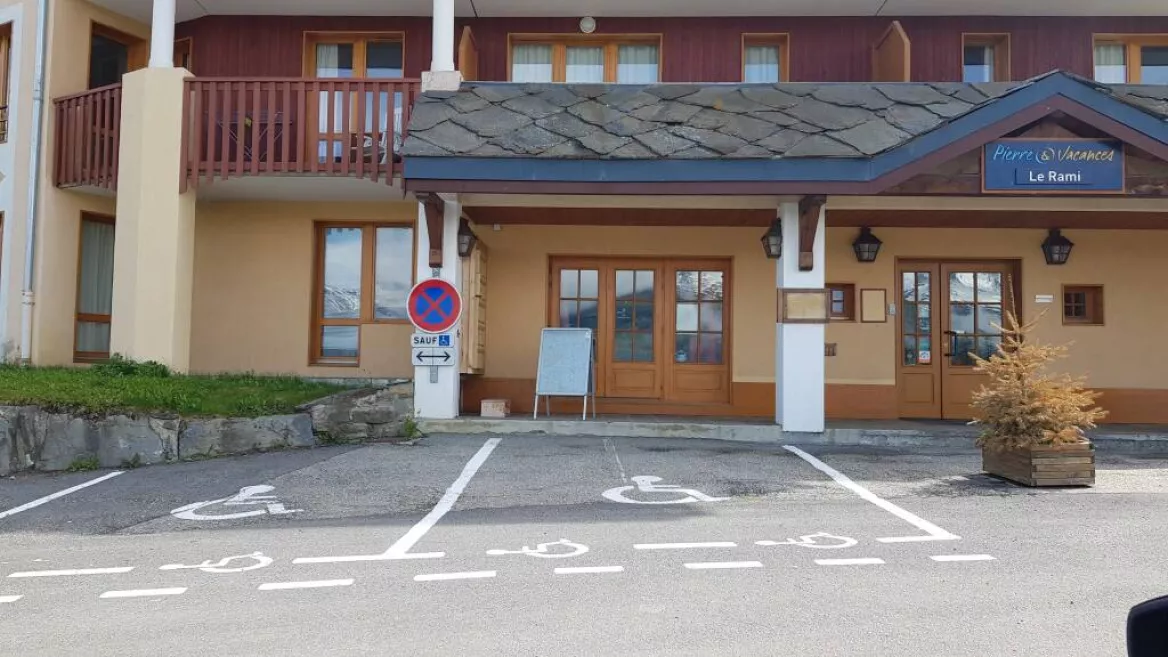 Place de parking handicapé