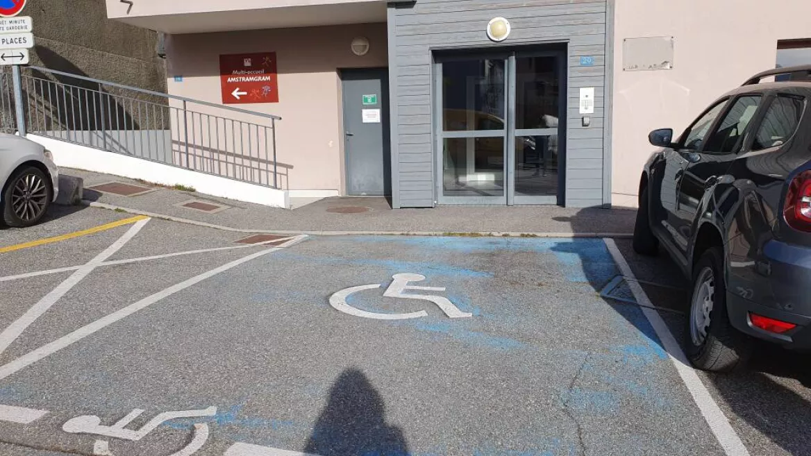 Place de parking PMR