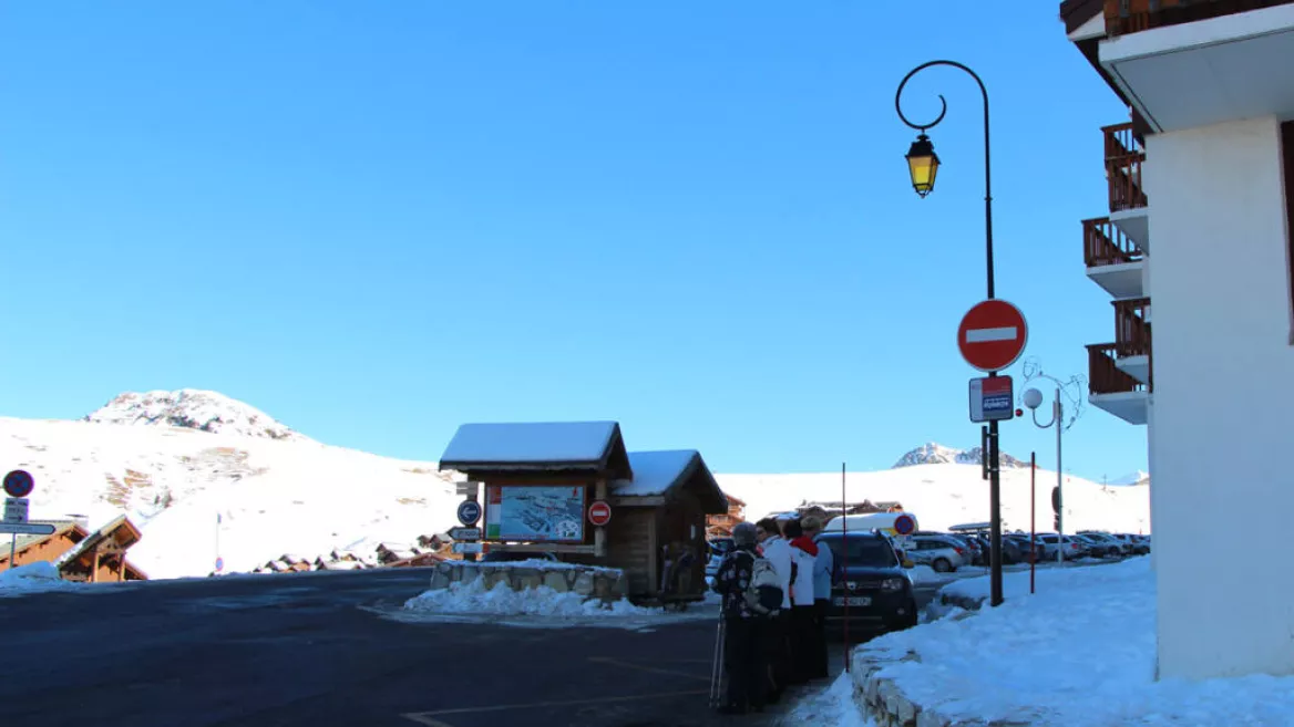 Shuttle bus stop arrival, Plagne Soleil