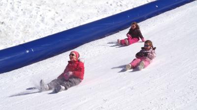 Enfants s'amusant sur l'espace luge piste de luge.jpg