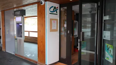 Entrance from the Crédit Agricole Gallery
