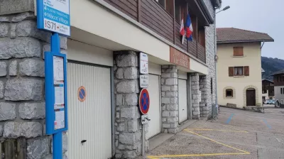 Shuttle bus stop, Macot school_La Plagne Tarentaise